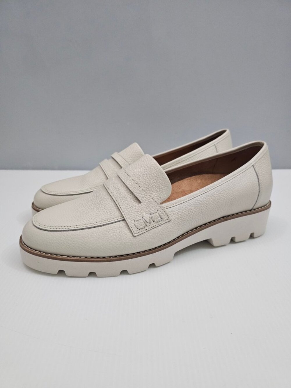 Vionic Cheryl II Lug Sole Penny Loafer Womens 9.5 Ivory Leather Comfort Platform